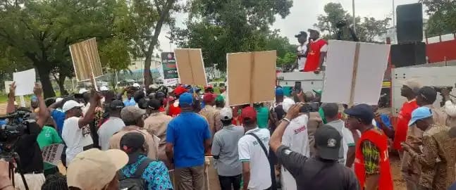 BREAKING NEWS: HEAVY SECURITY AS SSANU, NASU MEMBERS GATHER IN ABUJA FOR NATIONWIDE PROTEST