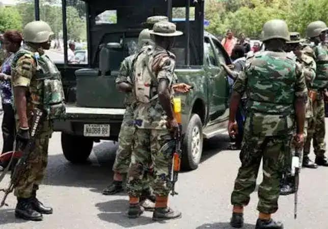 BREAKING NEWS: SOLDIERS ‘TAKE OVER ‘ MAJOR ABUJA ROAD 72 HOURS TO HUNGER PROTESTS