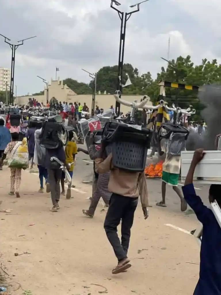 BREAKING: GUNSHOTS FIRE AS PROTESTERS LOOT SHOPS GOVERNMENT PROPERTIES IN KANO