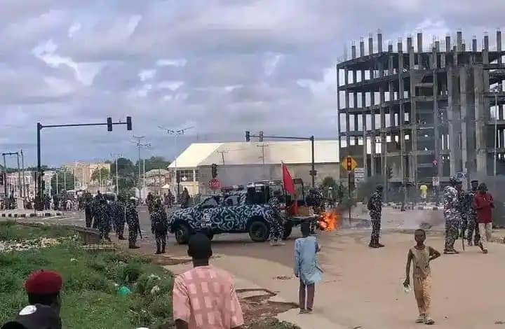 HUNGER PROTESTERS: KATSINA YOUTHS DESTROY APC SECRETARIAT IN BUHARI HOME TOWN