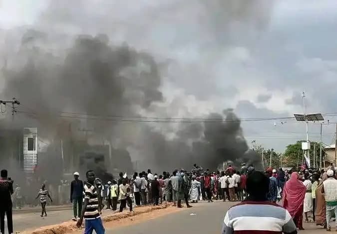 BREAKING: HUNGER PROTESTERS STORM WIKE PRIVATE RESIDENT IN PORT HARCOURT