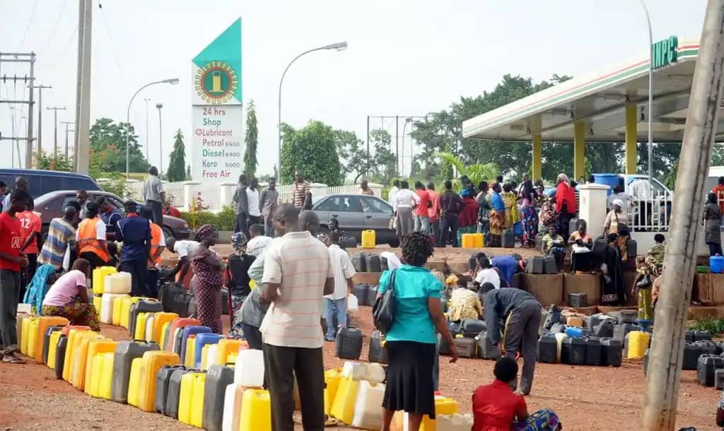 NIGERIAN AGONIZE AS PETROL SELLS ABOVE N1,000 PER LITRE