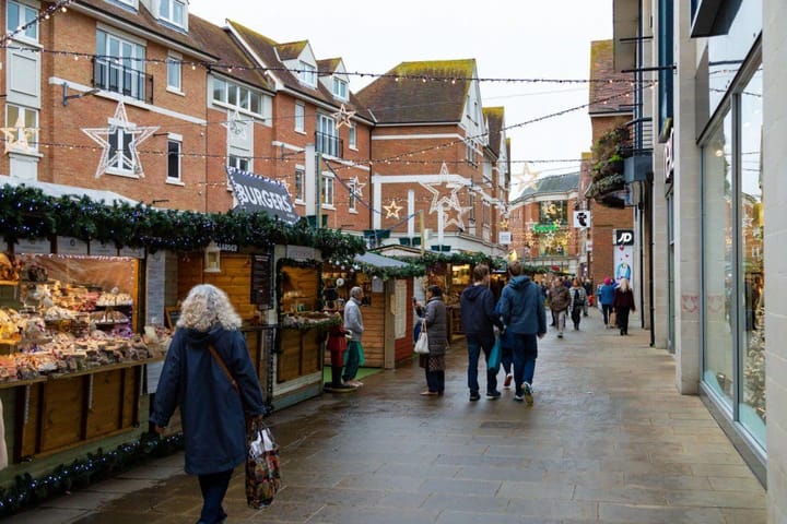 SOUNDS LIKE A NIGHTMARE -NO MINCE PIES, NO CAROLS, NOT EVEN A CHRISTMAS TREE IN SIGHT BUT FOR ALMOST 20 YEARS IN ENGLAND, FESTIVE CHEER WAS ILLEGAL.  